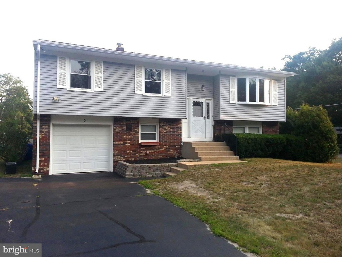 2 Cherokee Dr, Country Lake Estates, NJ 08015 House for Rent in