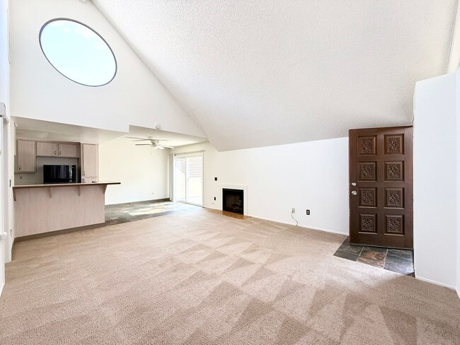 Building Photo - Spacious Condo in Melrose Park