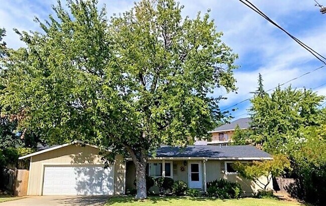 Building Photo - Lovely Home in W. Redding!!