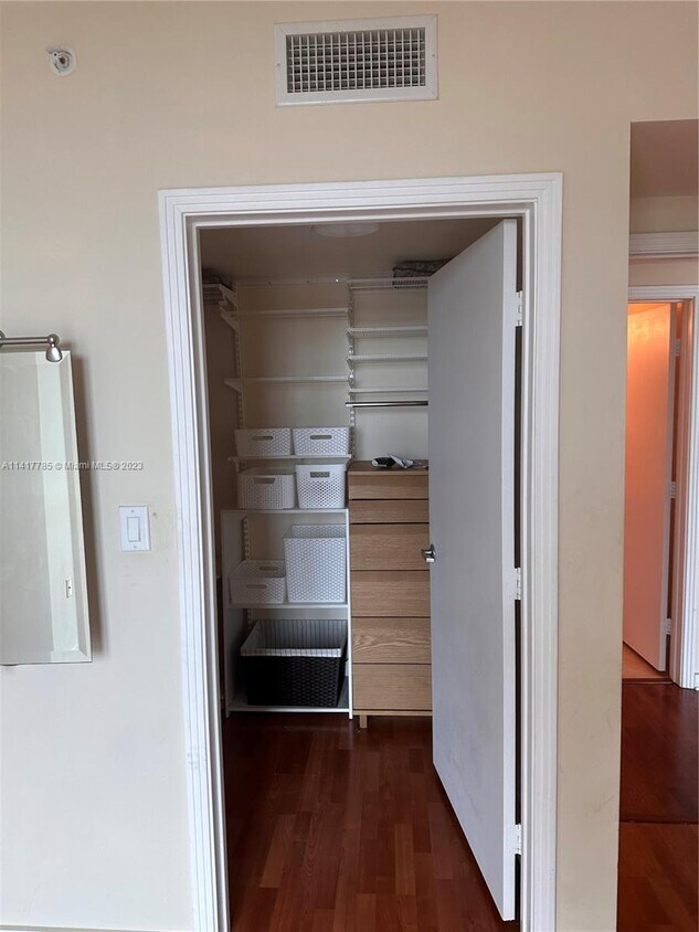 Foto del edificio - 9055 SW 73rd Ct