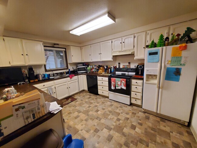 Building Photo - 1025 Applewood St