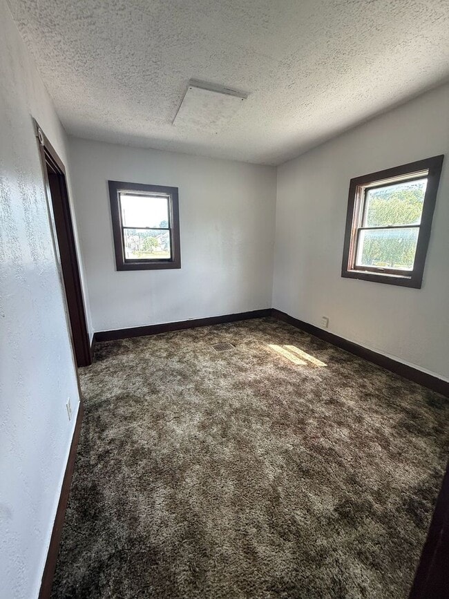 Building Photo - 4 bedrooms