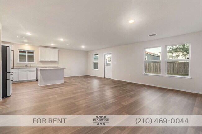 Building Photo - "Spacious 3-Bedroom Retreat with 2.5 Baths on Littlefoot Lane, San Antonio!"