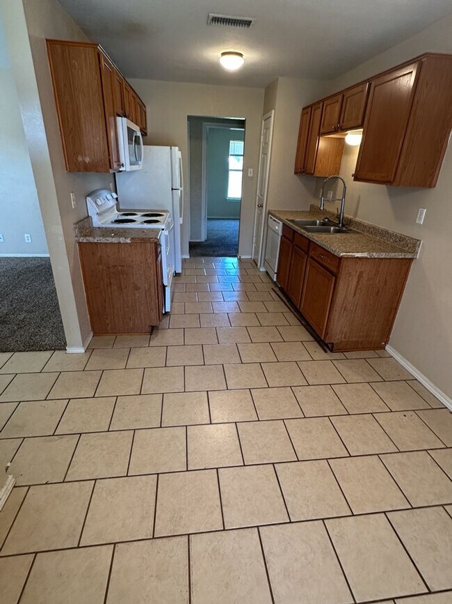 Foto del edificio - AVAILABLE NOW!