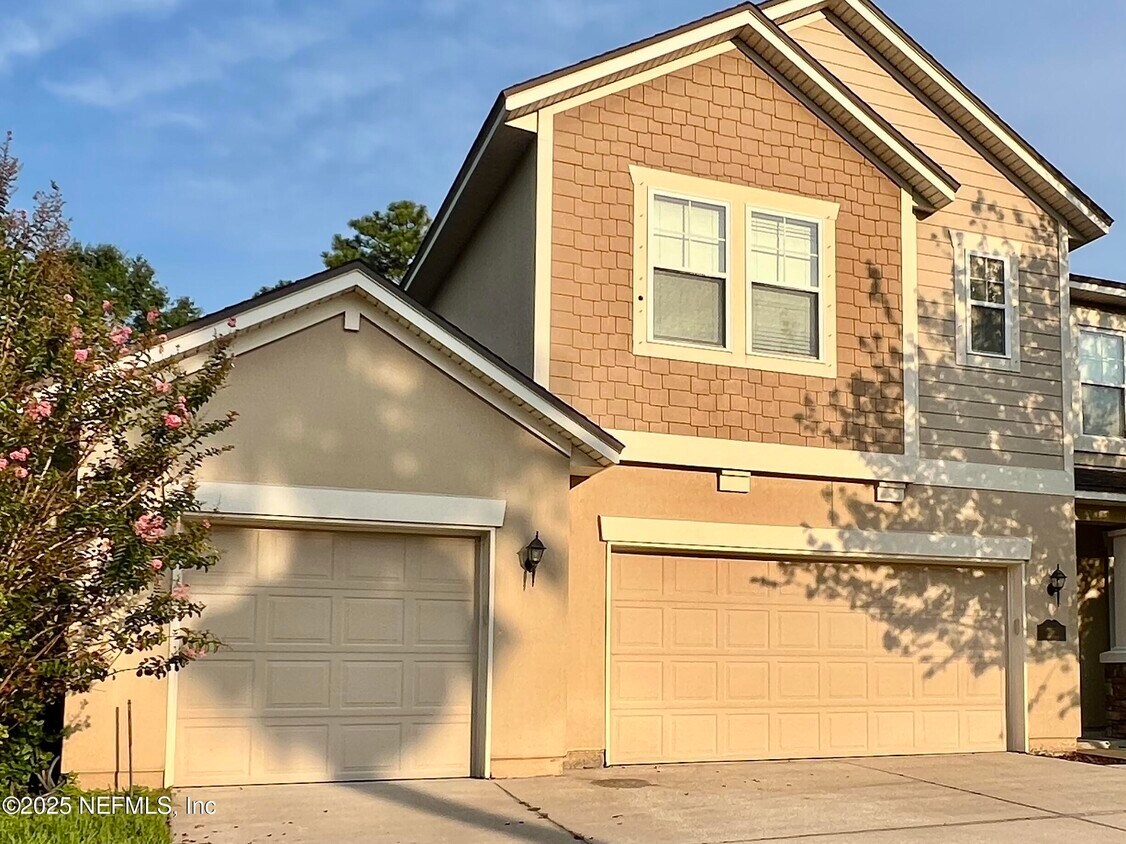 Foto principal - 13660 Chipperfield Ln