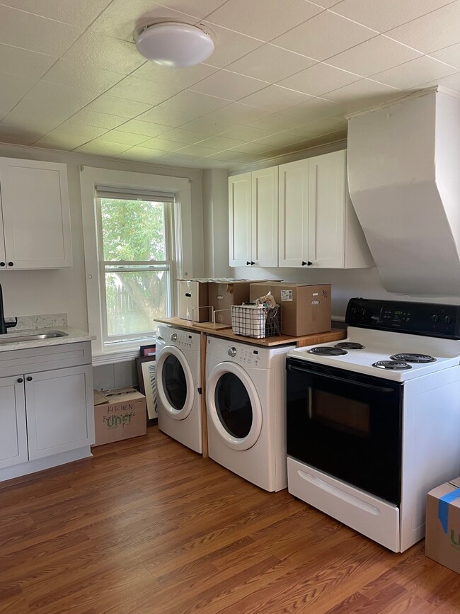 kitchen stove.washer.dryer - 39 Maple St