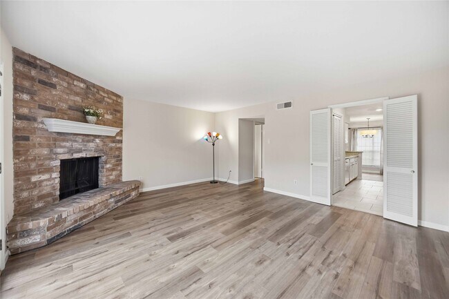 Building Photo - 10336 Briar Forest Dr