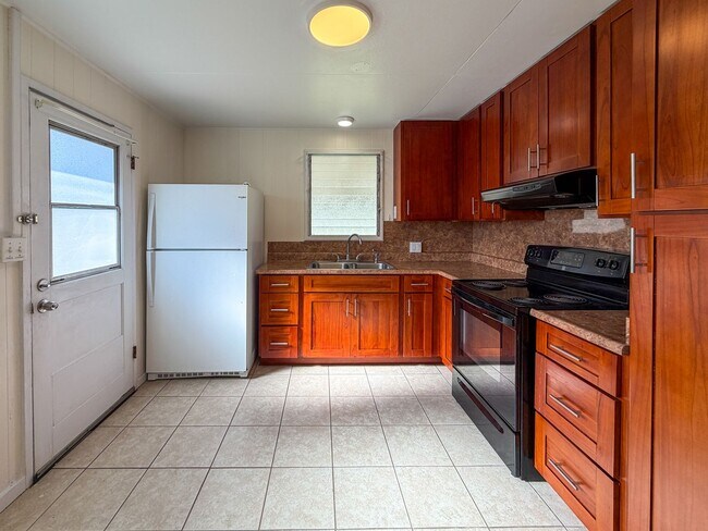 Foto del edificio - Kailua, SFH, Spacious Yard, Carport, Private W/D