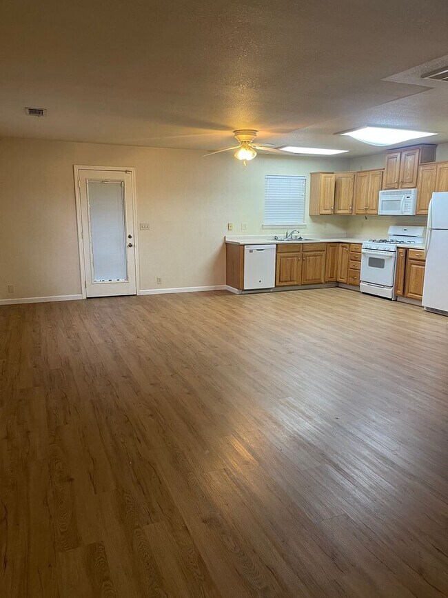 Foto del edificio - 3 BED 2 BATH HOUSE IN SHASTA LAKE WITH 1/2...