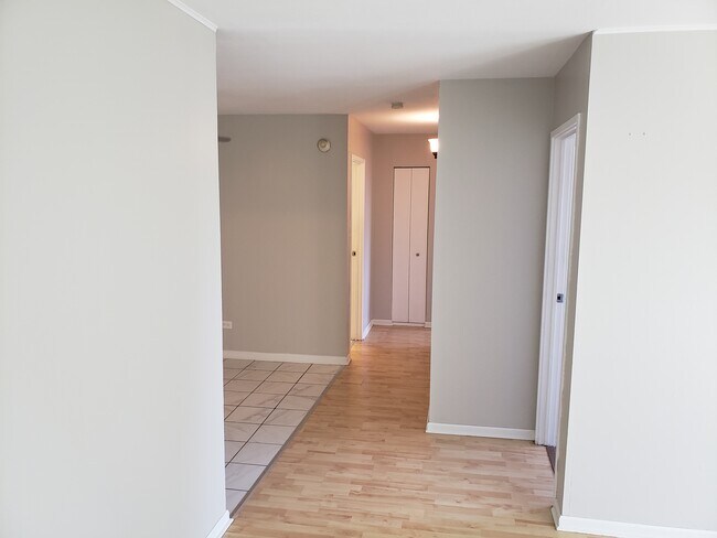 Building Photo - 238 Shorewood Dr