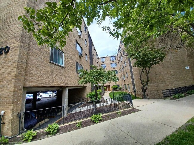 Foto del edificio - 7320 N Rogers Ave