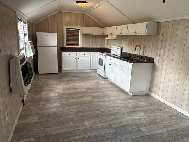 Foto del edificio - 2410 N Hwy 25 W