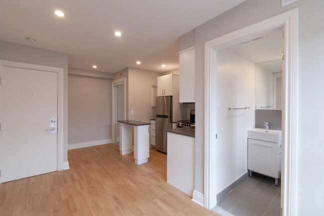 Building Photo - 25 Av des Pins O