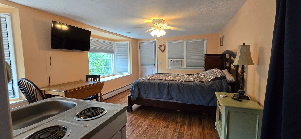 Building Photo - A cozy Studio unit at a multi unit Condomi...