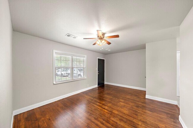 Foto del edificio - 6630 Lodge St