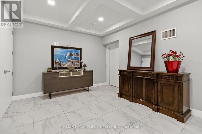 Building Photo - 640 Sauve St