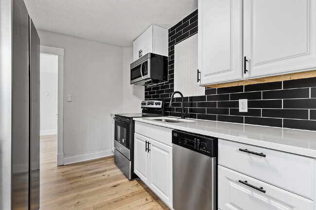 Building Photo - Renovated 2BR Apartment in NE MPLS – Walk ...