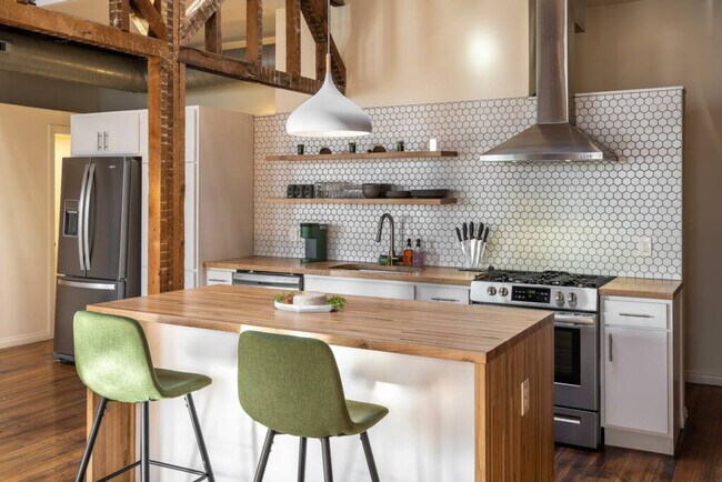 Building Photo - 120 E 13th St