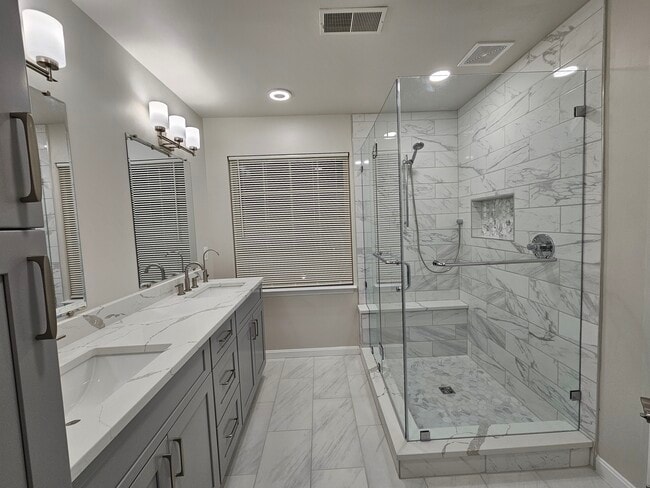 Master bathroom - 2348 Huntington Station Ct