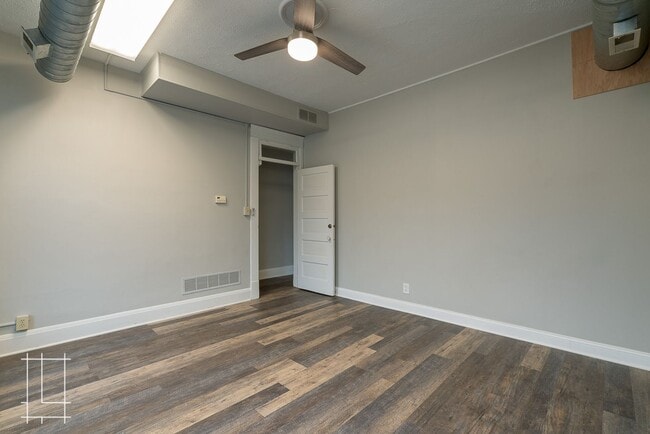 Building Photo - 903-903 Oak St