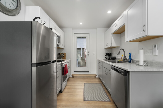 Building Photo - 825 Calle de Arboles