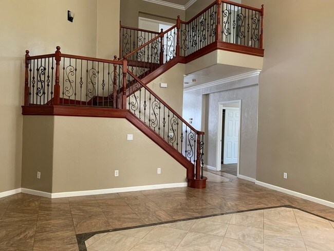 Foto del edificio - Elegant 5 Bedroom SE Visalia home for rent!