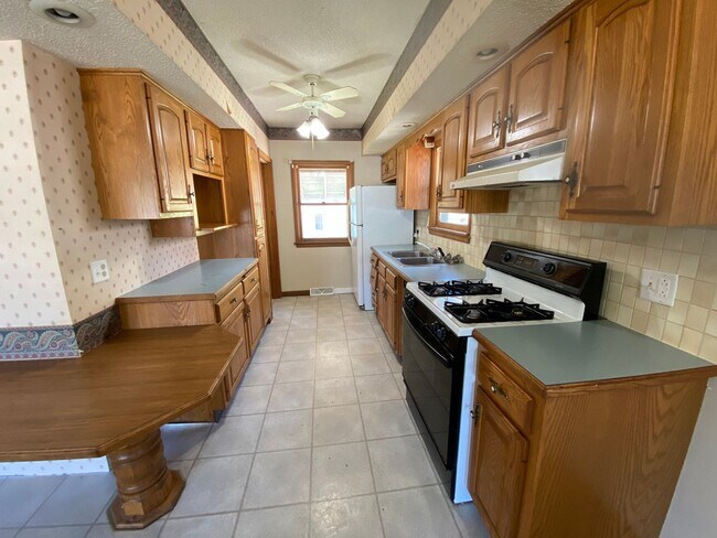 Building Photo - 3 bedroom house $850