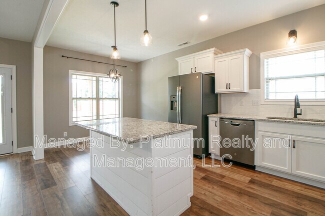Building Photo - 638 Tacoma Dr