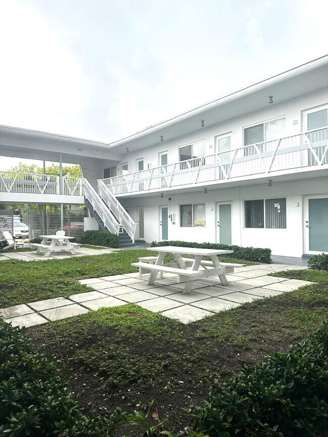 Building Photo - Newly remodeled apartment in the heart of ...