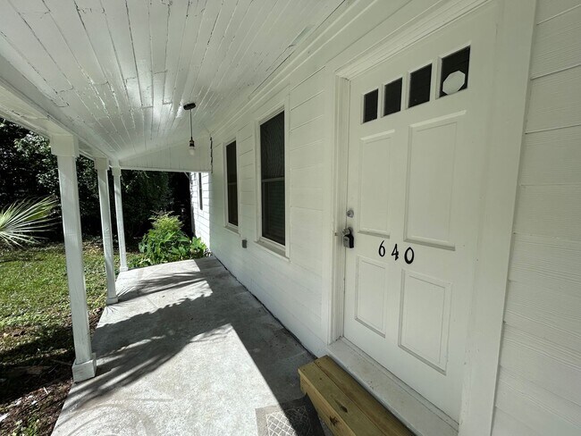 Foto del edificio - Freshly Painted 2x1 with Brand-New Plank Floors