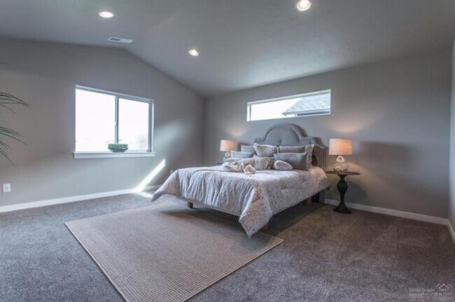 Building Photo - Newer Redmond Home with Extended 2 Car Gar...