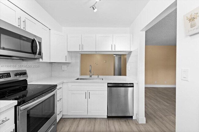 Foto del edificio - 3047 N Oakland Forest Dr