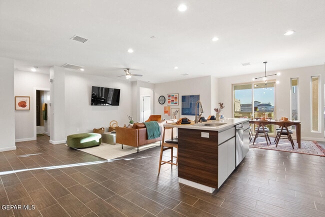 Foto del edificio - 245 Emerald Tower Dr