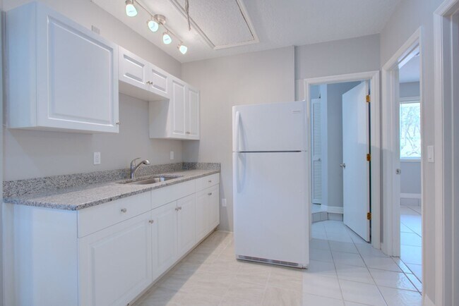 Building Photo - 4023 E Orange Ave