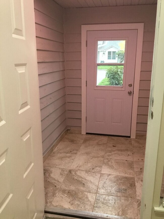 Foto del edificio - 3 Bedroom East Hill Home - $3,100/month