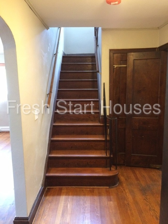 Building Photo - 114 Ferris Ave