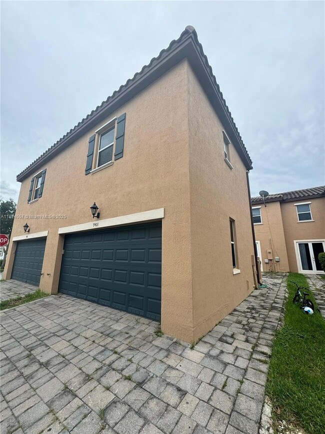 Building Photo - 9401 SW 171st Ave