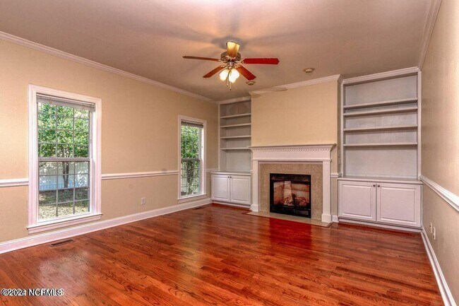 Building Photo - 205 E Baywood Ln