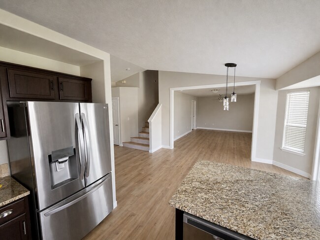 Foto del edificio - Spacious Home with 3-Car Garage, Two Living Areas & Covered Patio