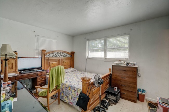 Building Photo - 3608  Holiday Road
