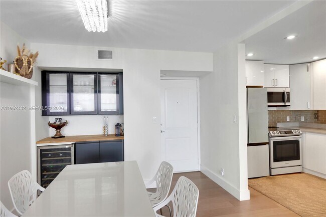 Foto del edificio - 100 Bayview Dr