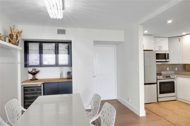 Building Photo - 100 Bayview Dr