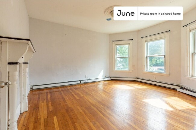 Building Photo - Private bedroom in 6 bed/2 bath Home