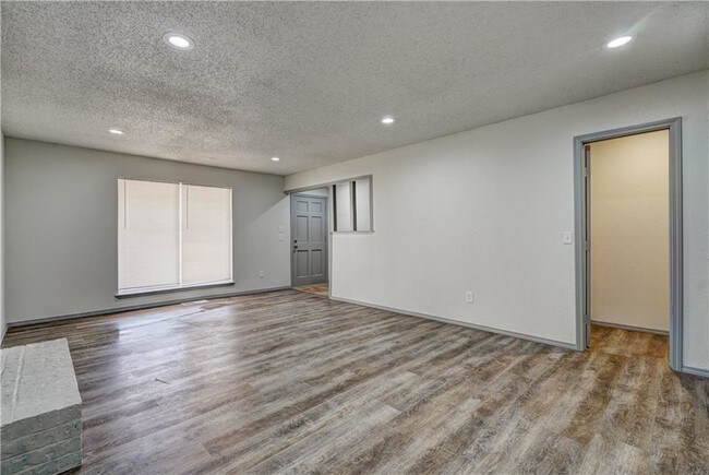 Building Photo - 10125 N Pennsylvania Ave Apt 14-B