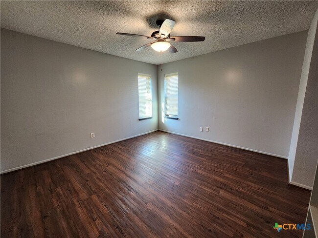 Foto del edificio - 1330 Summerwood Dr