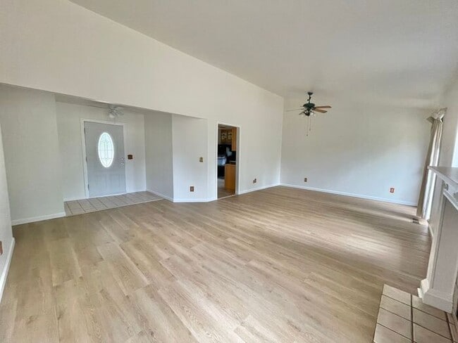 Building Photo - Welcome to this charming single-story home...
