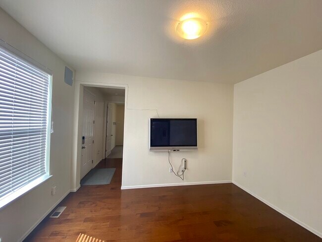 Building Photo - Beautiful Apartment in Thornton