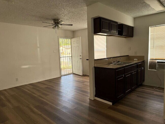 Foto del edificio - Two Bedroom Charmer with Washer & Dryer In...