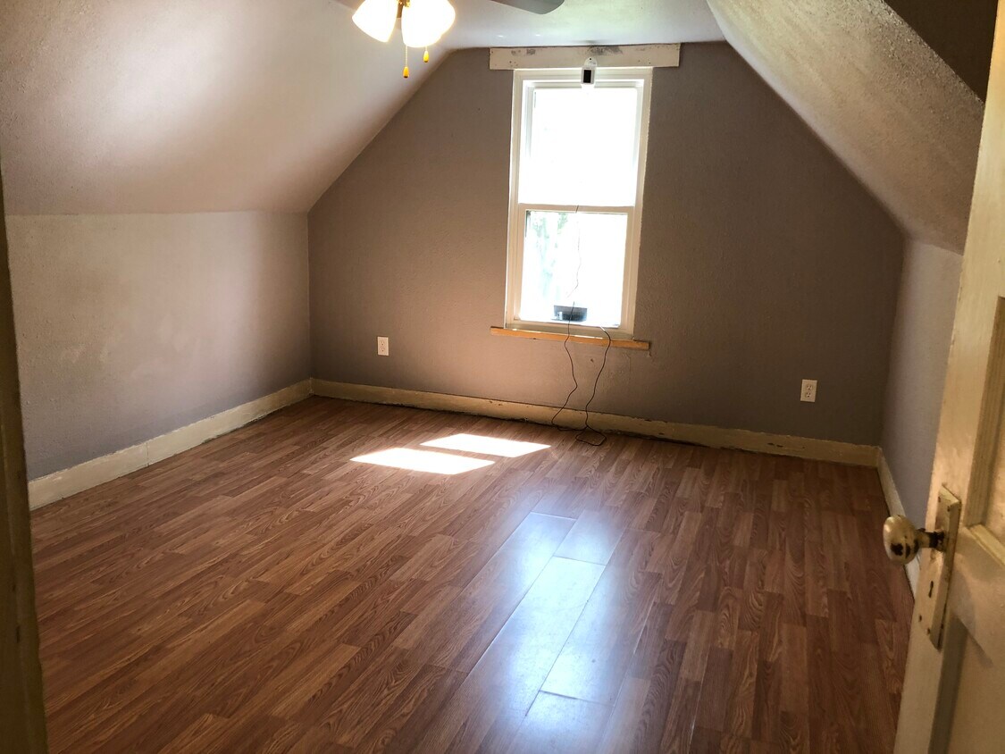 Bedroom - 219 E Washington St