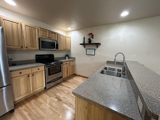Foto del edificio - "Luxurious 3-Bed, 3-Bath Townhouse with Fi...